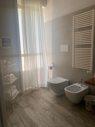 Bathroom 3, Romantica Salerno, Salerno