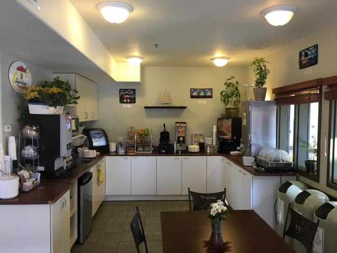 Food & Drinks 5, Super 8 by Wyndham Amherst, Cumberland