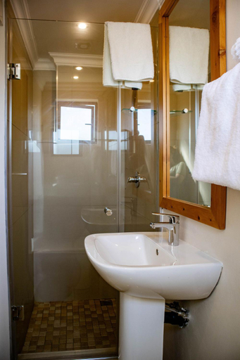 Bathroom 3, Regal Inn PMB, Umgungundlovu