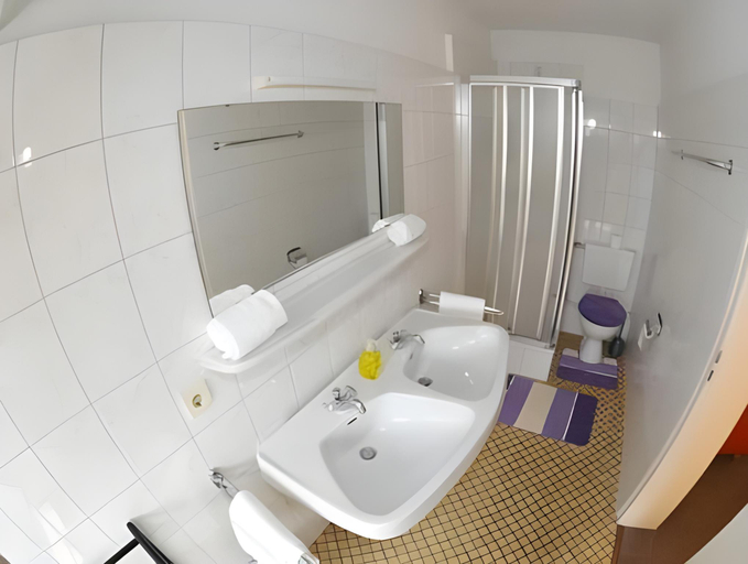 Bathroom 2, Hotel Royal, Lippe