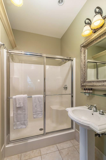 Bathroom 3, The Londonderry Inn, Lebanon