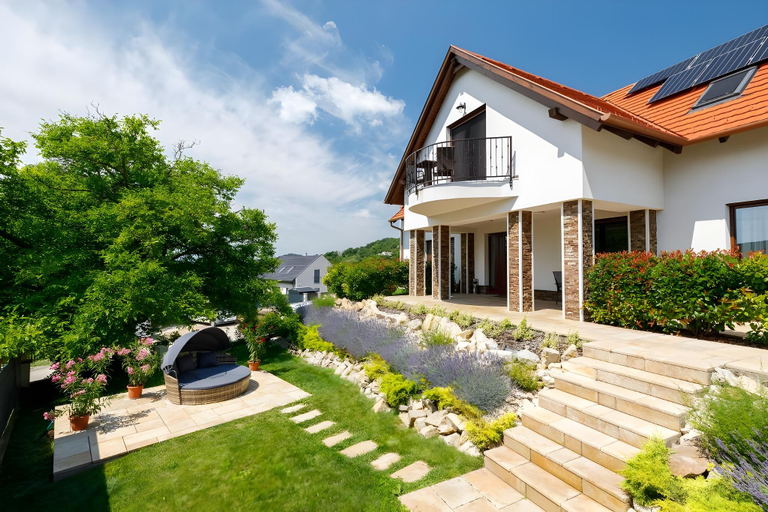 Exterior & Views