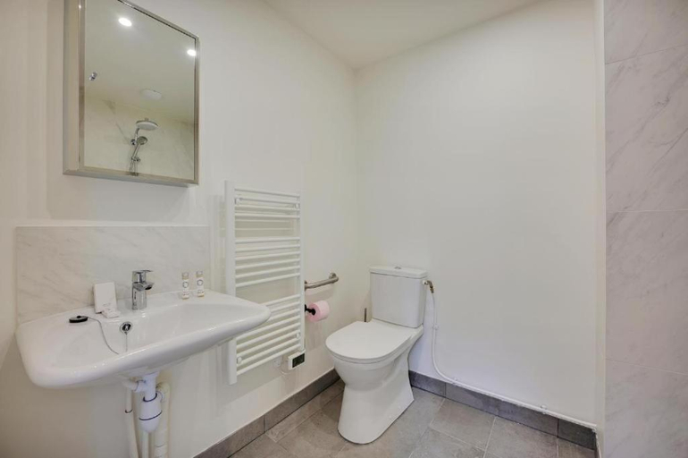 Bathroom 5, La Lumière de Paris, Hauts-de-Seine