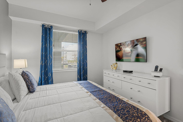 4, Cozy & Stylish 2BR Condo, Prime Storey Lake Spot, Osceola
