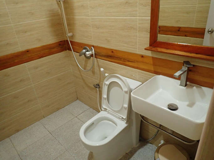 Bathroom 3, Eveyla Guesthouse, Vaavu Atoll