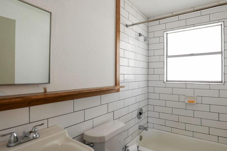 Bathroom 3, Desert Air Motel, Terrell