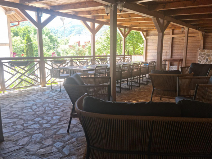 Food & Drinks 5, The River Chalet, Saliste