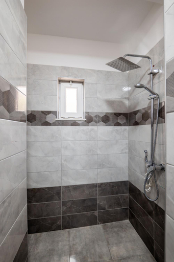 Bathroom 4, The Bay Apartments, Sarandës