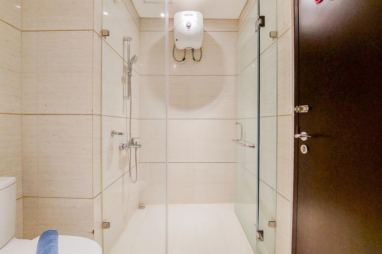 Bathroom 2, Spacious 2BR at Brooklyn Alam Sutera By Travelio, Tangerang