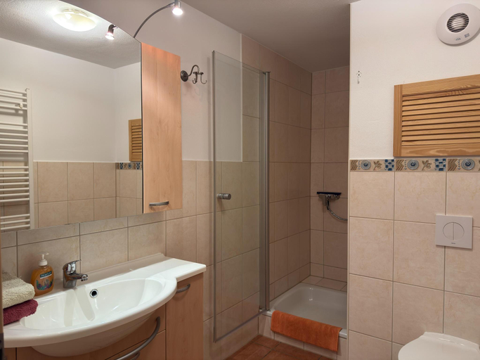 Bathroom 3, Charmante Ferienwohnung mit Garten in Wiek, Vorpommern-Rügen
