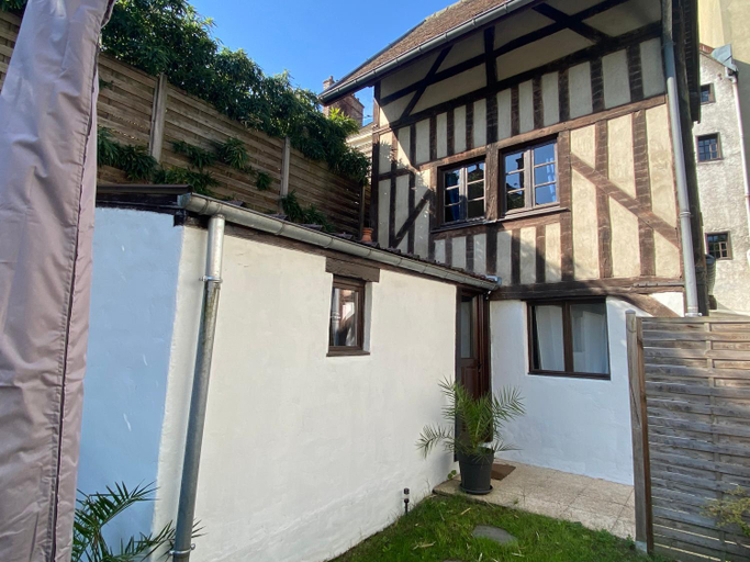 Exterior & Views