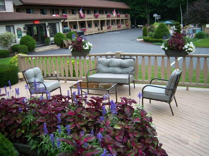 Others 5, Tall Pines Motel, Warren