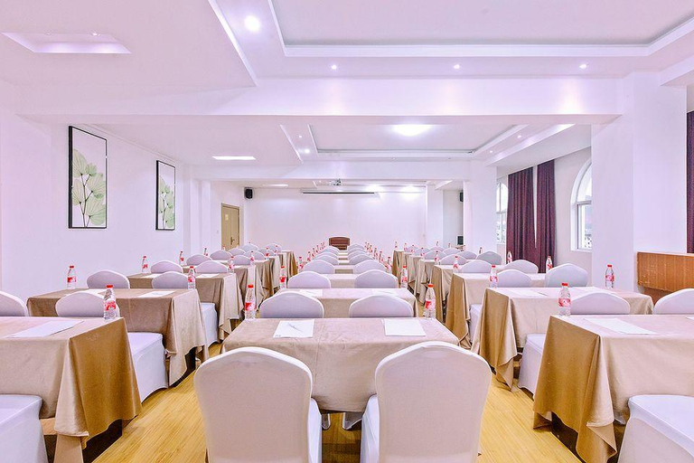 Food & Drinks 4, Green Tree Inn Express Tengchong Rehai Spa Jichang Road, Baoshan