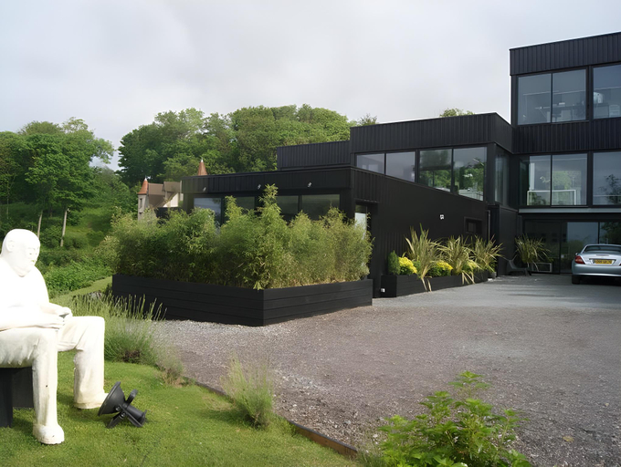 Exterior & Views