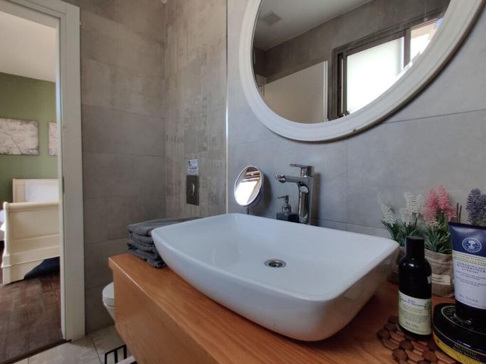 Bathroom 2, Urbanica Carmel- Apartments