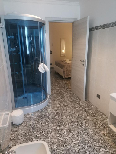Bathroom 5, Atlantis 22, Messina