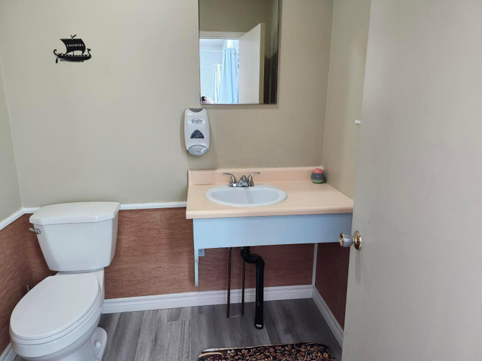 Bathroom 3, Norse Skol Accommodations, Division No. 9