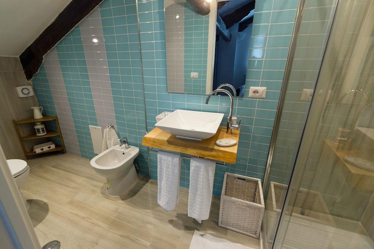 Bathroom 4, Palazzo Della Loggia B&B, Napoli