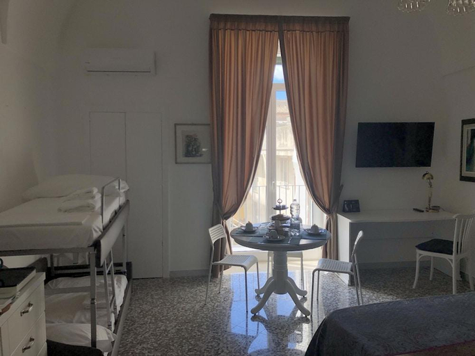 Others 5, B&B dai Mimmi, Bari