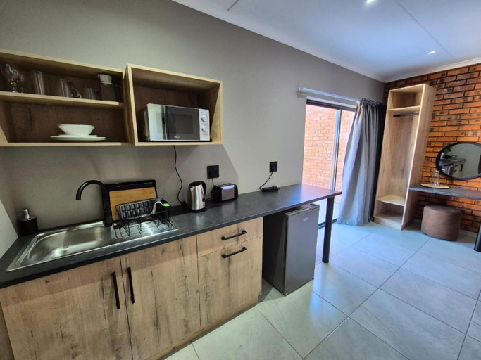 Others 4, Pro Plants Accommodation, Frances Baard