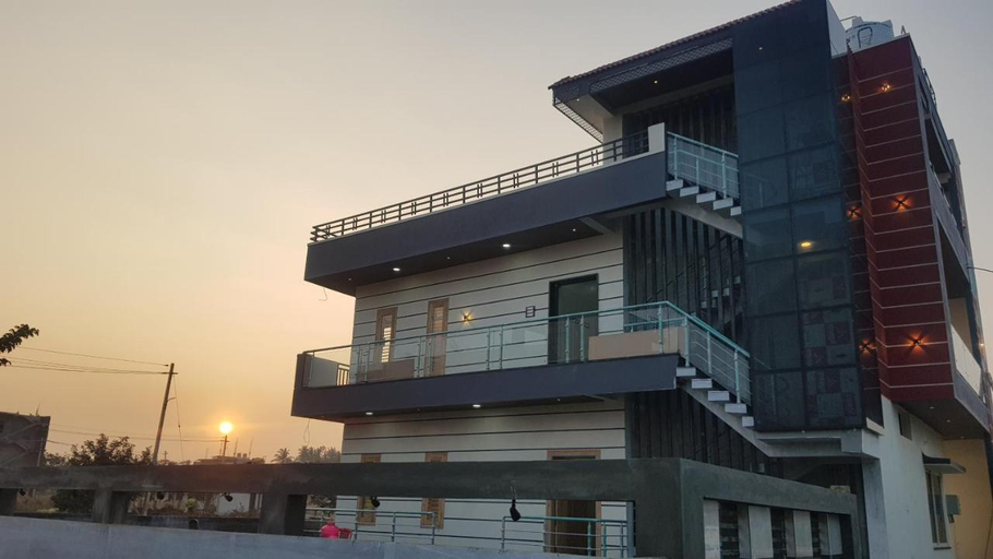 Exterior & Views