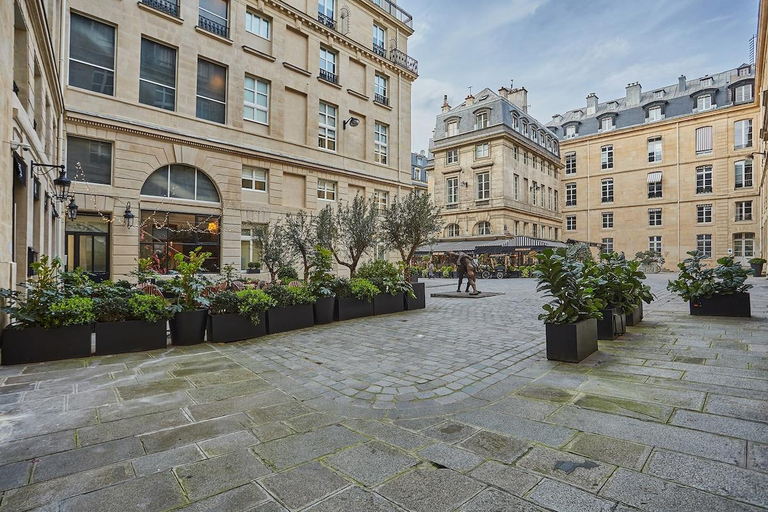 Exterior view 2, Sumptuous apartment Louvre/Palais Royal, Paris