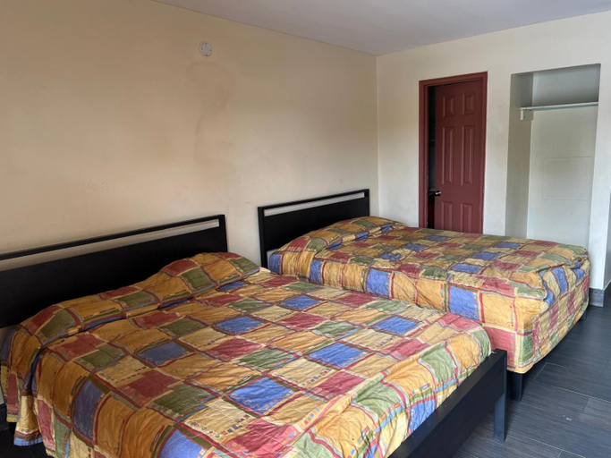 Bedroom 5, Slumberland Motel, Seminole