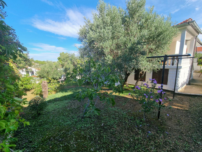 2, Apartments Metka, Murter