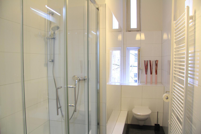 Bathroom 2, Nollendorf Apartments Motzstraße - with 1 separate bedroom and a living room with sofa bed, Berlin