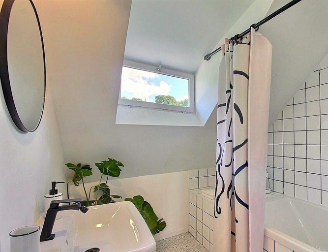Bathroom 3, Artefact, Côtes-d'Armor