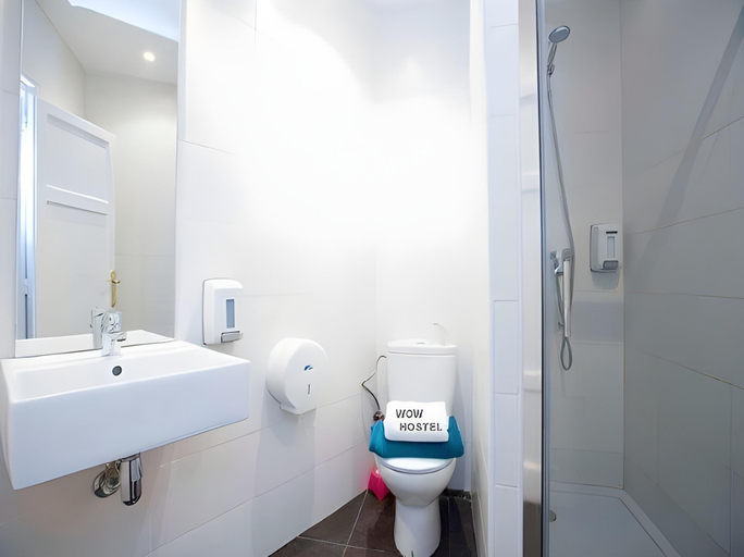 Bathroom 4, WOW! Barcelona Hostel, Barcelona