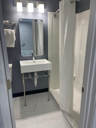 Bathroom 2, Midway Inn & Suites, Cook