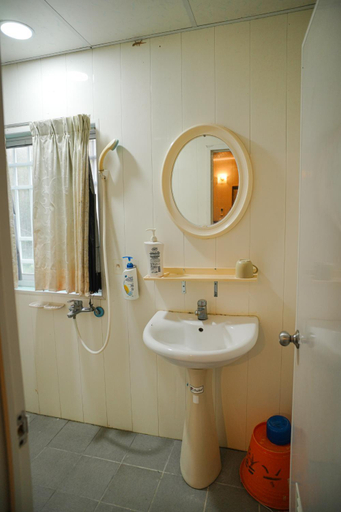 Bathroom 5, Liu Fu Shan Zhuang, Pingtung