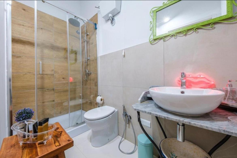Bathroom 2, Casa luce, Messina