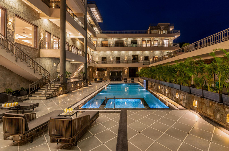 Exterior & Views