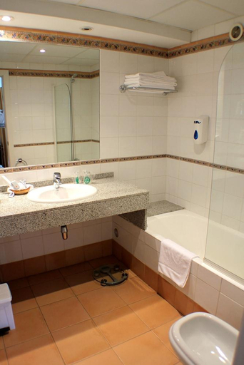 Bathroom 5, Kandahar, Pyrénées-Orientales
