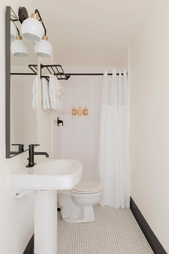 Bathroom 4, Embassy Inn Hotel, Washington D.C.