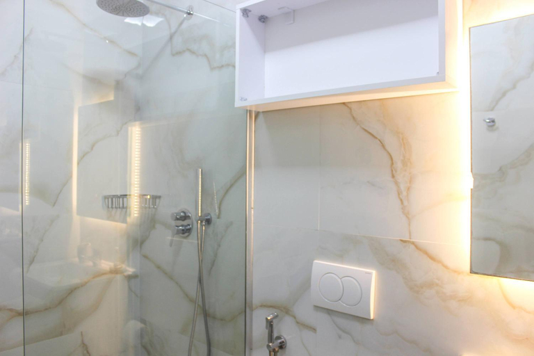 Bathroom 5, Genius 825, Kavajës