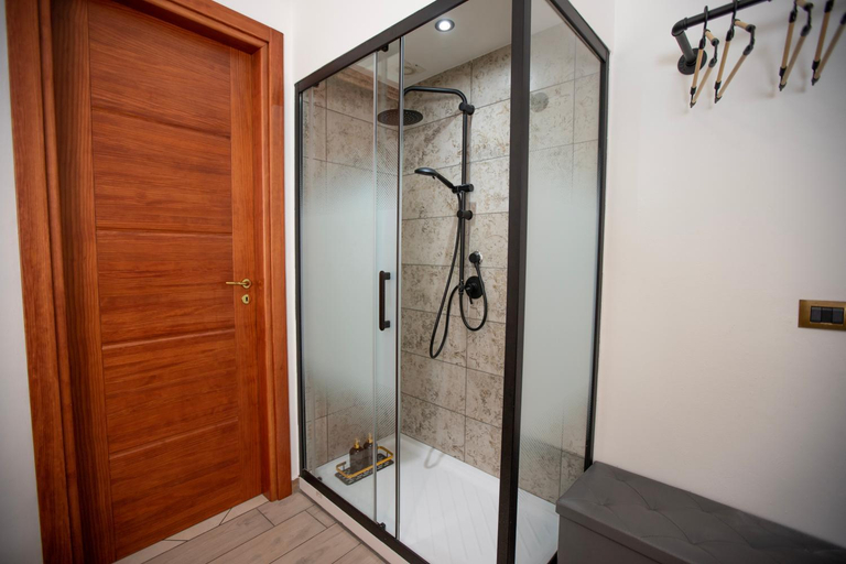 Bathroom 2, Re Tancredi Apartment, Palermo