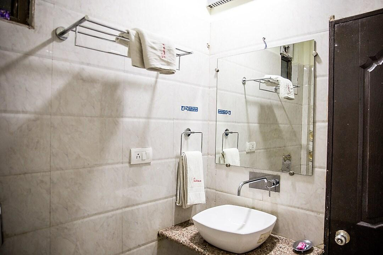 Bathroom 4, Hotel Wardhman, Jabalpur