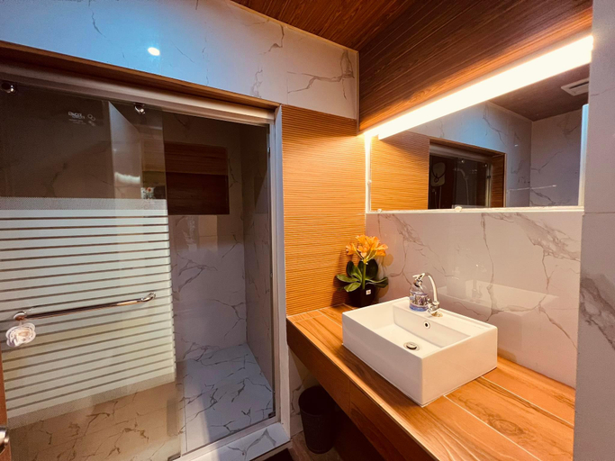 Bathroom 2, Aloha Ocean View Resort, Pandan