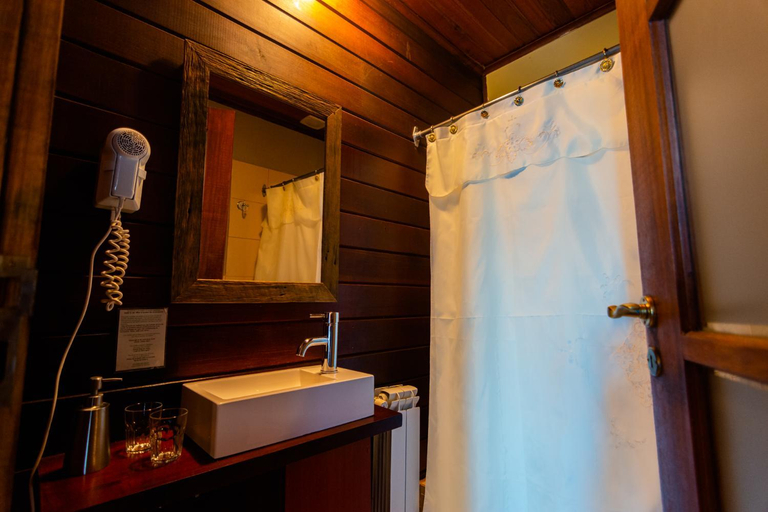 Bathroom 5, El Galpon del Glaciar, Lago Argentino