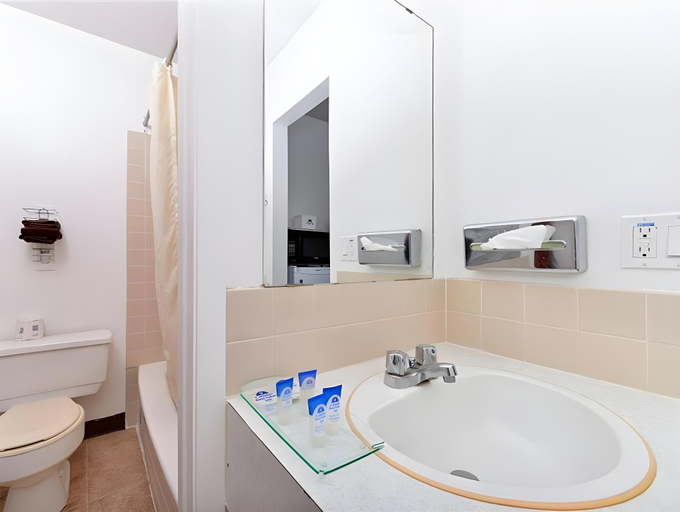 Bathroom 4, Motel8, Division No. 6