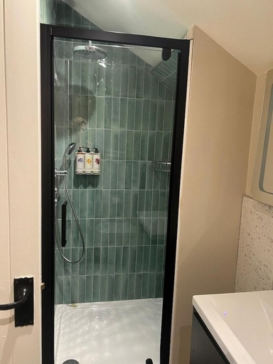Bathroom 3, The Peat Spade Inn, Hampshire