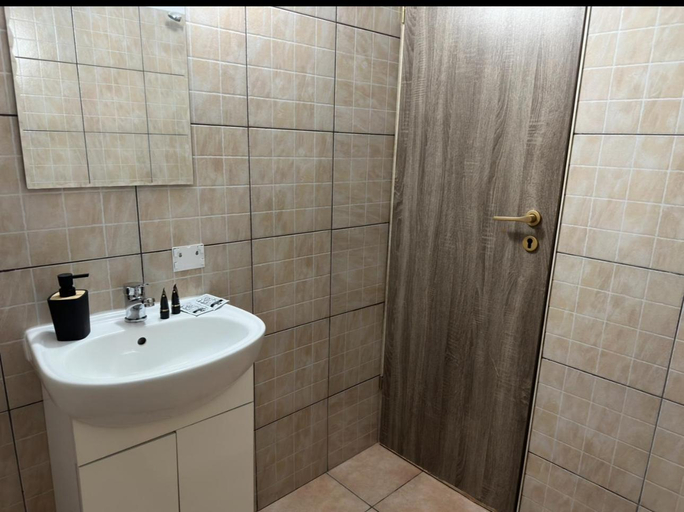 Bathroom 2, Casa FM, Limanu
