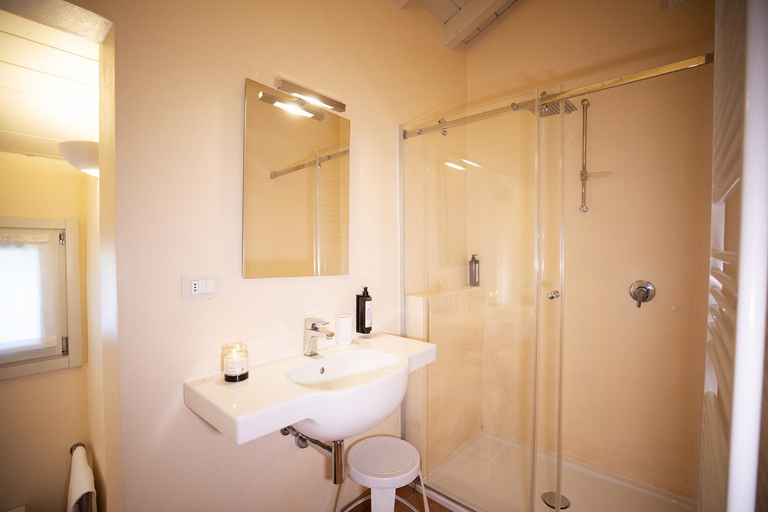Bathroom 2, Relais La Rocca Solferino, Mantua