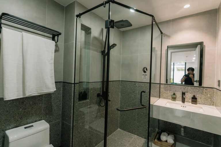 Bathroom 4, EL Where Hotel, District 1