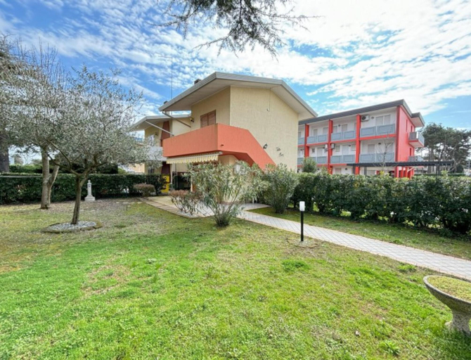 Others 4, Ground floor apartment with private garden, Venezia