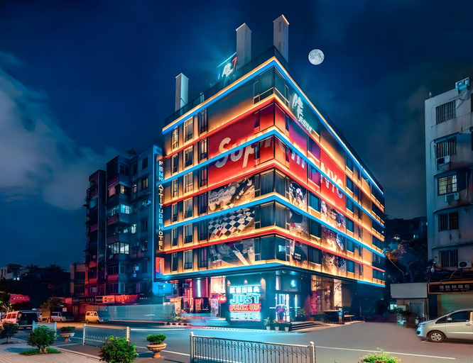 Exterior & Views