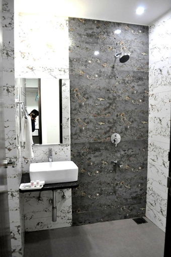 Bathroom 3, Hotel The Royal Bharti, Mathura